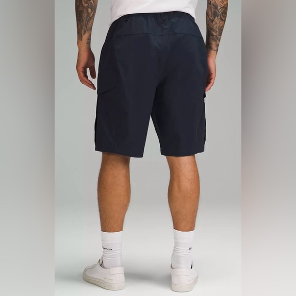Lululemon VersaTwill Cargo Pocket Short in True Navy - Picture 4 of 9
